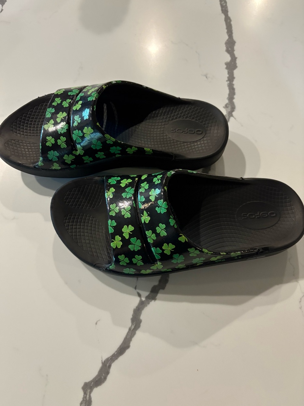 OOFOS Ooahh Limited Edition Black with Green Clover Design Sandal, 8, 39 - Picture 4 of 10